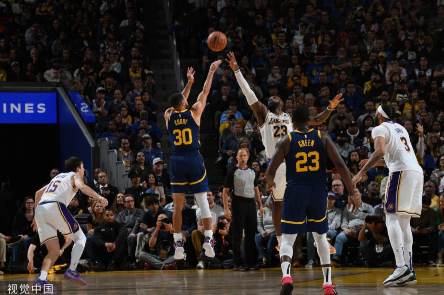 库里在勇士比赛中精彩发挥，回归赛场引发热议！(库里在勇士比赛中精彩发挥,回归赛场引发热议的是谁)大型体育赛事