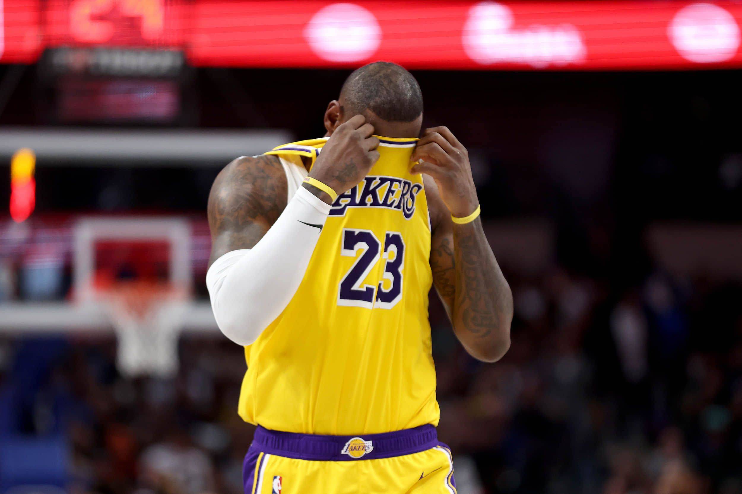  詹姆斯在湖人比赛中爆冷，回归赛场引发热议！电竞赛事